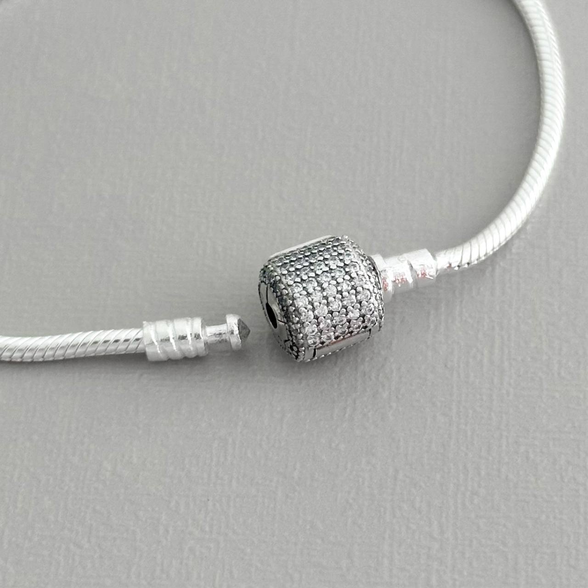 Pulseira Berloque Fio Semi Rígido Fecho Tambor Cravejado Prata 925 Legítima