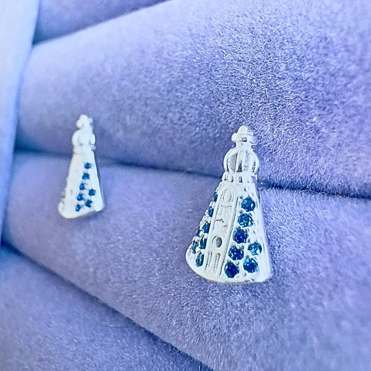 Brinco N.S. Aparecida Cravejado Zircônia Azul Prata 925 Legítima