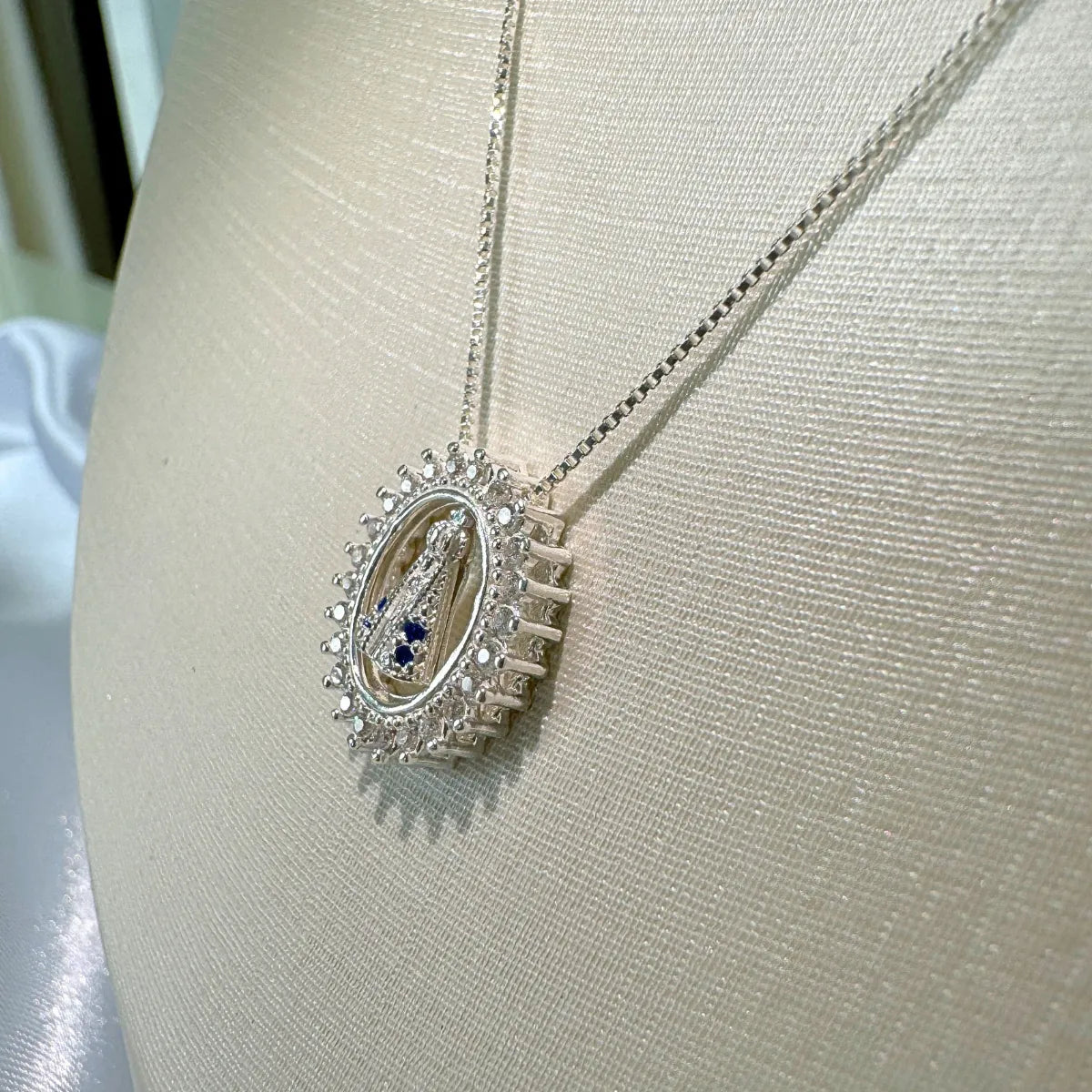 Colar N. S. Aparecida Oval Bordas Zircônia Prata 925 Legítima